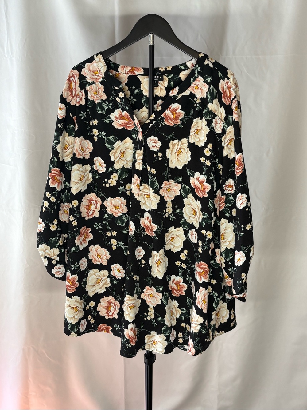 Torrid Black Floral V-Neck Tunic w/ Cream & Peach Blooms Plus Size 3/4 Sleeve